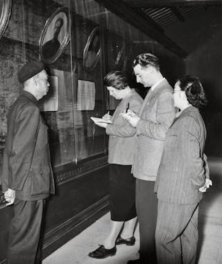 <b>Afgevaardigd</b> In 1956/1957 bezoekt een CPN-delegatie onder leiding van Annie Averink China. Samen met de twee andere leden, Gerard Maas en Gerrit de Vries (met bril achteraan), schrijft ze het boek <i>China werpt het juk af</i> over hun ervaringen.